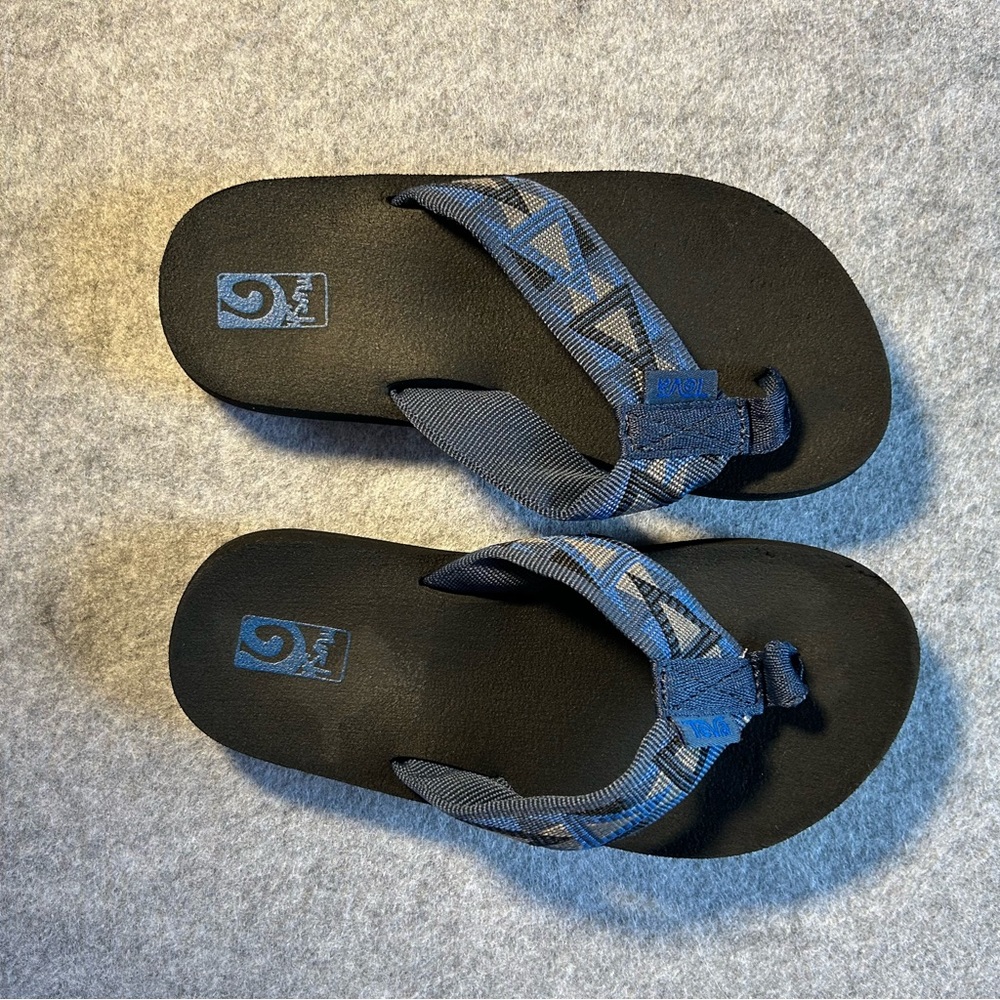 Boys teva flip flop sandals, size 13, blue and black